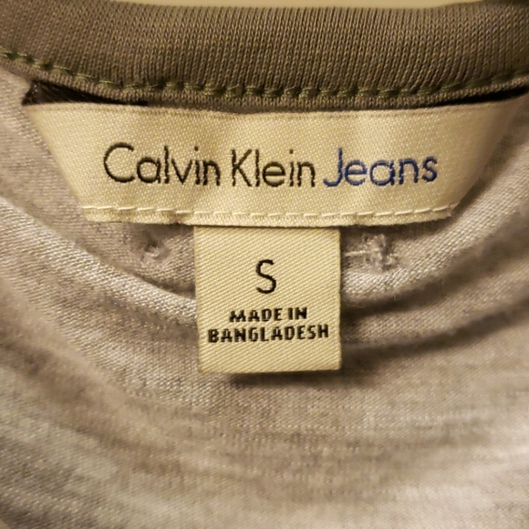 Open shoulder blouse. - Picture 5 of 5